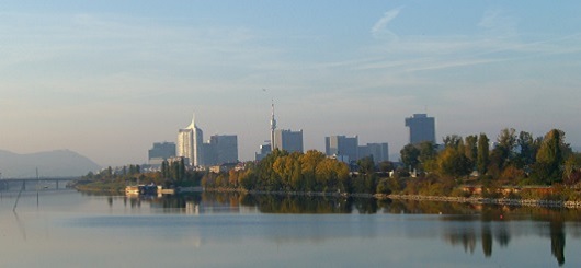 Wien, Blick vor der Donauinsel auf UNO-City