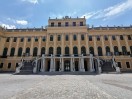 Die vordere Seite vom Schloss mit dem Haupteingang